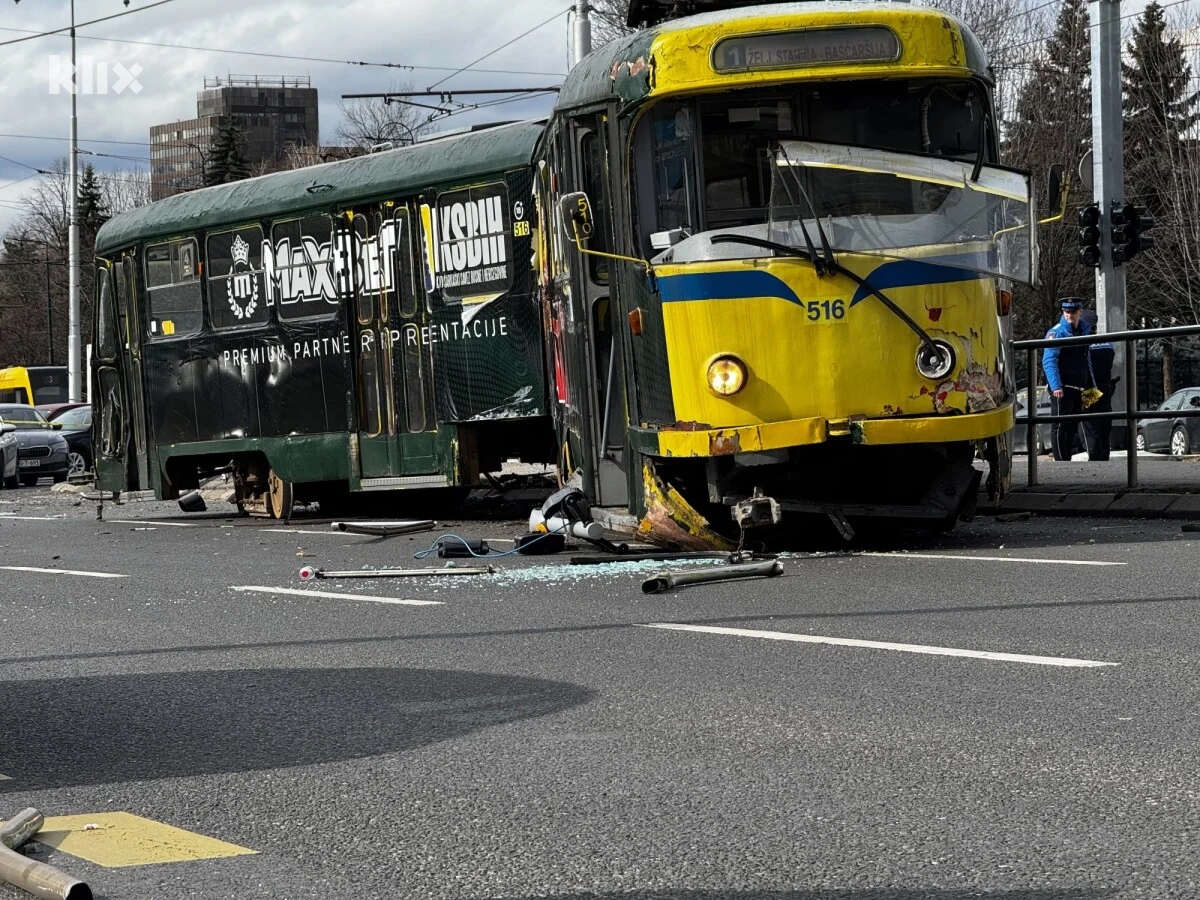 Jedna osoba poginula u Sarajevu, tramvaj iskočio iz šina i uništio stanicu